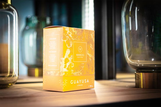 Gelbe Faltschachtel mit ausgefallenem Muster. Gelbe Faltschachtel mit ausgefallenem Muster