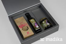 Hohlwand-Klappschachtel für mehrteiliges Delikatessen-Set mit Flasche Hohlwand Klappschachtel mit individuellem Inlay für Flasche und weiteren Inhalt