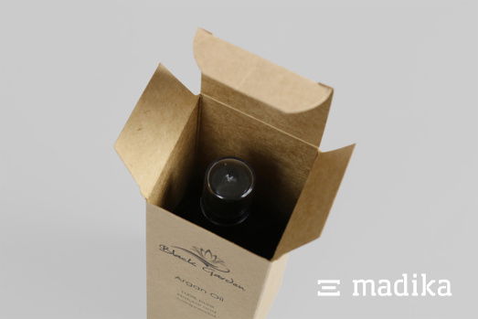 Braune Faltschachtel für Kosmetikflaschen Geöffneter Naturkarton als Faltschachtel