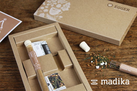 Mailing aus Naturkarton, in dem kleine Reagenzgläschen mit Tee und Gewürzen verschickt werden Teeverpackung mit individuellem Inlay aus braunem Naturkarton