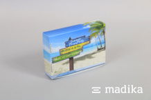 Die Geschenkverpackung im Sommer-Look dient als Einladung Rückseite einer Geschenkverpackung gekrempelt mit Bedruckung