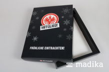 Bedruckte Geschenkverpackung für Fußballfans Schwarz-rot bedruckte Geschenkverpackung mit Hohlwand