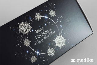 Geschenkchachtel mit edlem Weihnachtsgruß Geschenkverpackung mit schwarz-silber bedrucktem Motiv