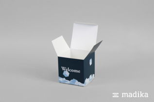 Willkommensgruß auf einer Geschenkverpackung Geschenkverpackung mit der Aufschrift "Welcome"