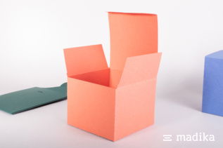 Eine Weihnachtsverpackung aus Gmund Used Recyclingkarton Gmund Used Recyclingkarton für Weihnachtsverpackung