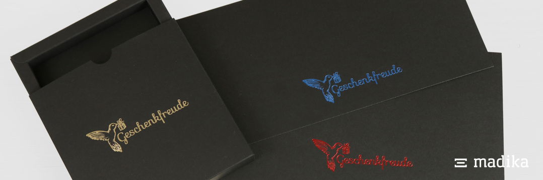Diese schwarzen Schachteln eignen sich perfekt als Geschenk- oder Gutscheinverpackungen. Schwarze Schachteln mit Veredelungen