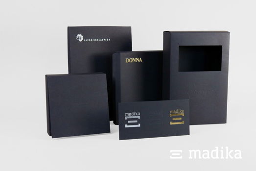 Auf madika können Sie alle Schachteln aus schwarzem Naturkarton bestellen. Vielfalt der schwarzen Verpackungen bei madika