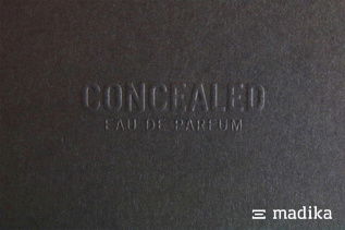 So sieht ein schwarzer Karton mit einer Blindprägung aus! Detail eines schwarzen Kartons mit Blindprägung