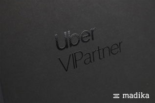 Die partielle UV Lackierung glänzt hochwertig auf dem schwarzen Karton. Schwarze Verpackung mit UV Lackierung.