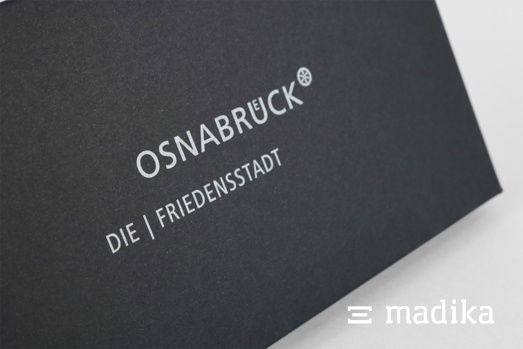 Schwarze Schachtel, helle Bedruckung oder Veredelung: das passt zusammen! Schwarze Schachtel mit silberner Heißfolienprägung