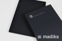 Diese Stülpschachtel gekrempelt ist sehr schlicht und dezent veredelt, sieht dadurch aber extrem hochwertig aus. Stülpschachtel gekrempelt aus schwarzem Karton