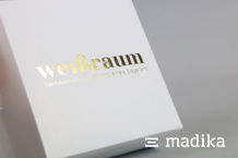 Schachtel aus Chromkarton mit einer Prägung in Gold. Schachtel aus Chromkarton mit Prägung