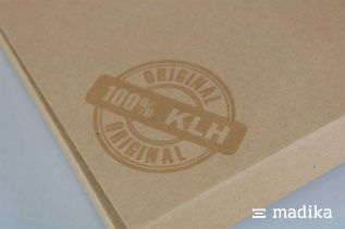Naturkarton-Verpackung mit partieller UV-Lackierung. Naturkarton-Schachtel mit partieller UV-Lackierung