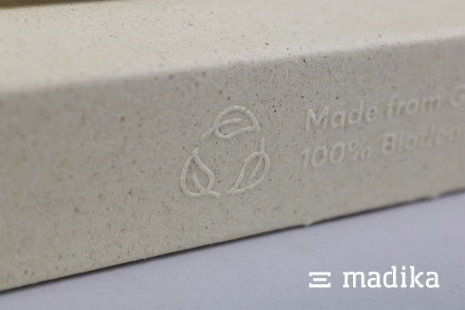 Zwei ressourcenschonende Gestaltungsoptionen auf einmal: Graspapier und die Veredelungsform Blindprägung. Graskarton mit Blindprägung