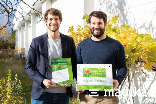 Die Geschäftsführer Xaver und Josef Egger mit der Auszeichnung "Blühender Betrieb" des Landes Bayern. Blühender Betrieb Auszeichnung bei EGGER Druck