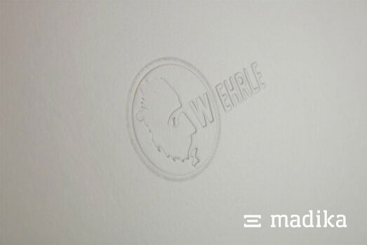 Blindprägung auf einer weißen edlen Verpackung Blindprägung auf einer weißen edlen Verpackung