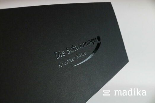 Edle UV-Lackierung auf schwarzem Karton Edle UV-Lackierung auf schwarzem Karton