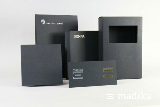 Unterschiedliche Formen von schwarzen edlen Verpackungen Unterschiedliche Formen von schwarzen edlen Verpackungen