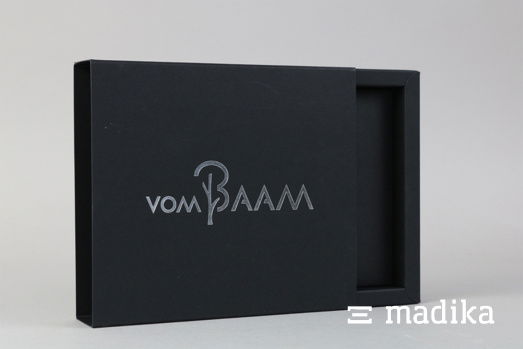 Bei dieser schwarzen Schiebeschachtel ist das Logo sofort im Blick eines jeden Betrachters. Schiebeschachtel schwarz aus Karton