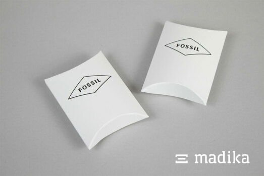 Kissenschachteln aus weißem Chromokarton mit schwarzem Aufdruck. Zwei Kissenschachteln weiß mit schwarzem Aufdruck