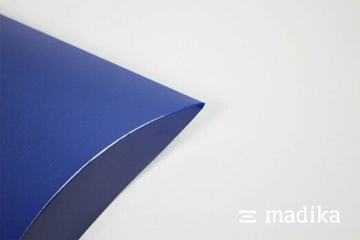 Was ist denn hier so blau? Die Kissenschachtel wurde vollflächig in Blau bedruckt. Eine blaue Kissenschachtel ohne Aufdruck