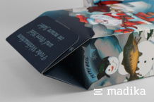 Auch Beutelschachteln können sich als hochwertige Weihnachtsverpackungen eignen. Detail einer weihnachtlich gestalteten Beutelschachtel