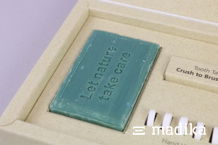 Graskarton eignet sich für mehrteilige Sets, zum Beispiel hier für eine Klappschachtel mit Inlay Graskartonverpackung für ein Seifen-Set