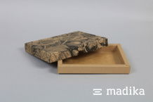 Die Stülpschachtel aus braunem Naturkarton wurde mit einer schönen schwarzen Bedruckung auf dem Deckel verziert. Braune Naturkartonschachtel mit schwarzer Bedruckung auf dem Deckel