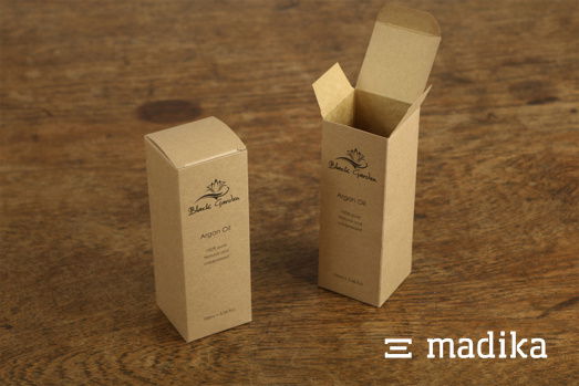 Faltschachteln können - wie hier zu sehen - aus braunem Naturkarton produziert werden. Zwei Faltschachteln aus Naturkarton