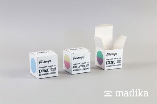 Die bunt bedruckten Faltschachteln eignen sich für Badebomben. Quadratische Faltschachteln bunt bedruckt für Badebomben