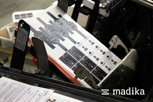 Papierbogen in der Prägemaschine Papierbogen in der Prägemaschine