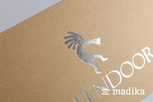 So sieht eine silberne Heißfolienprägung auf braunem Naturkarton aus. Eine Klappschachtel aus Naturkarton mit einer Heißfolienprägung