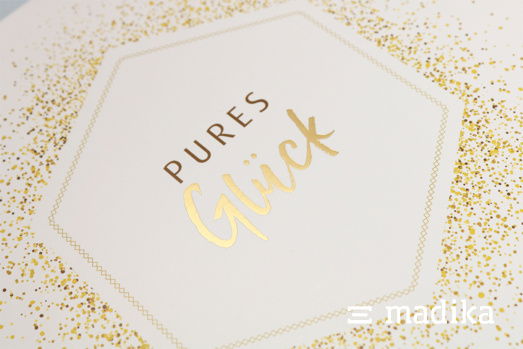 Goldene Heißfolie in Kombination mit brauner und goldener Bedruckung sieht extrem hochwertig aus und ist recycelbar! Eine goldene Heißfolienprägung mit einer braunen und goldenen Bedruckung