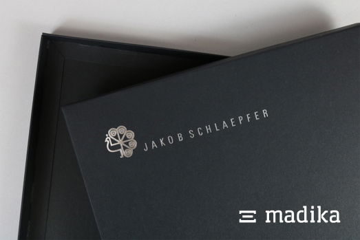 Der edle Klassiker: Schwarzer Naturkarton mit silberner Heißfolienprägung. Schwarzer Naturkarton mit einer silberner Heißfolienprägung