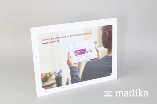 Dieses Thekendisplay kann mit laminierten oder nicht laminierten Blättern bestückt werden - je nachdem, was Ihnen lieber ist. Ein Bilderrahmen in weiß mit Aufdruck