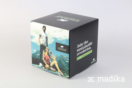 Dekowürfel sind für so viele Gelegenheiten geeignet: Auf Tischen und Theken, dem Messestand, am Point of Sale oder im Schaufenster macht der quadratische Werbeaufsteller eine gute Figur! Würfel bedruckt mit Erdbär Werbung