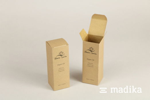 Faltschachteln aus Naturkarton mit schwarzer Bedruckung. Zwei Faltschachteln aus Naturkarton mit schwarzem Aufdruck