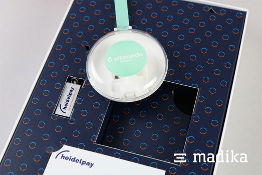 Schachtel mit individuell konstruiertem Inlay. Eine weiße Stülpschachtel mit individuellem blauem Inlay