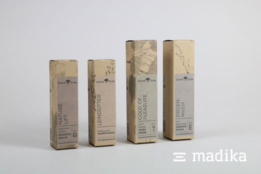 Faltschachteln aus Naturkarton für Naturkosmetik. Mehrere Faltschachteln aus Naturkarton nach der Größe sortiert