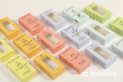 Faltschachteln, je nach Sorte in unterschiedlicher Farbe. Mehrere bunte Faltschachteln mit Fenster