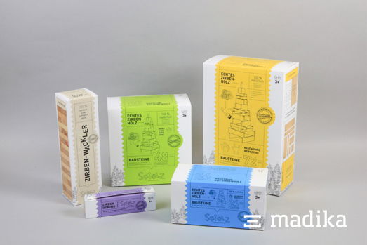 Unterschiedliche Produkte, die Marke ist stets wiederzuerkennen. Mehrere Faltschachteln mit bunter Bedruckung