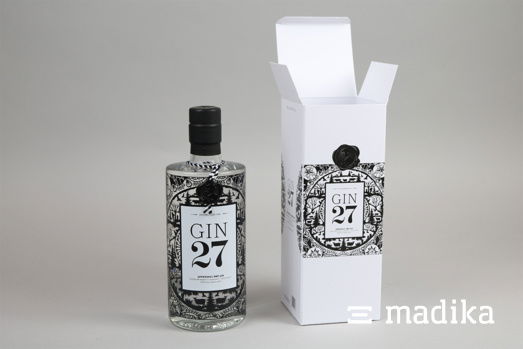 Flasche und Flaschenverpackung elegant kombiniert. Eine weiße Faltschachtel mit schwarzer Bedruckung für Gin