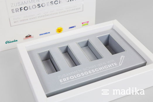 Erzählen Sie mit Ihrer Schachtel eine Geschichte! Eine hochwertige Premium-Schiebeschachtel mit grauem Inlay.