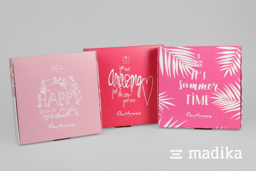 Zielgruppengerechte bunte Schachteln. Drei Klappschachteln in fröhlichen Rottönen mit weißer Bedruckung