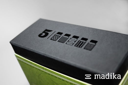 Edel und modern: UV-Lackierung auf schwarzem Naturkarton Gewürzverpackung mit hochwertiger Veredelung