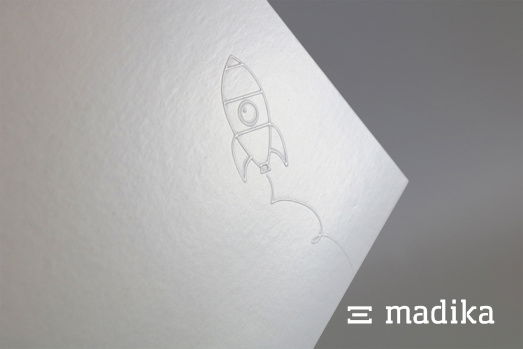 Blindprägung in Form einer kleinen Rakete: Spielerisch und dezent. Blindprägung mit einer kleinen Rakete
