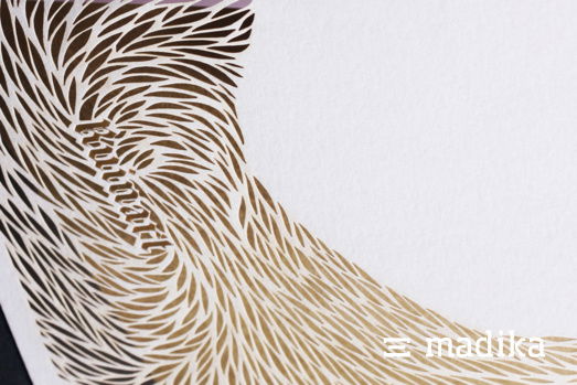 Elegante Veredelung: Laserstanzung auf einer Einladungskarte. Laserstanzungen auf weißem Papier