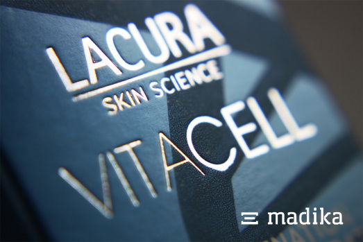 Fällt auf: Die silberne Heißfolienprägung setzt das Logo perfekt in Szene. Eine dunkle Schachtel mit silberner Heißfolienprägung