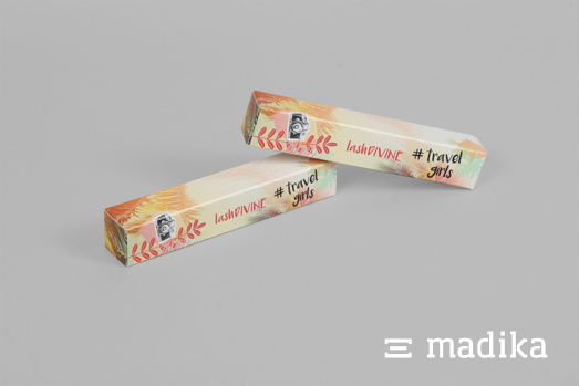 Travel girls: Mit dieser Faltschachtel wird eine junge Zielgruppe angesprochen. Zwei Faltschachteln mit bunter Bedruckung