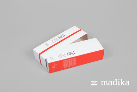 Faltschachtel mit Banderole für Kosmetikprodukte. Eine weiße Faltschachtel mit einer bedruckten Banderole